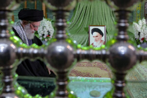Pemimpin Mengunjungi Makam Imam Khomeini (ra)