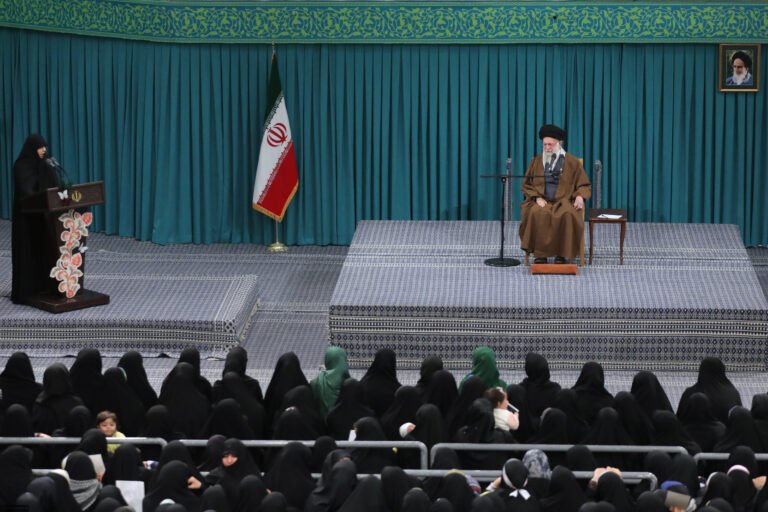 Imam Khamenei: Mengapa Mimbar Jumat Harus Membicarakan Dunia dan Akhirat